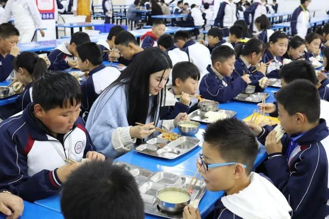 校园食堂午餐高峰环境